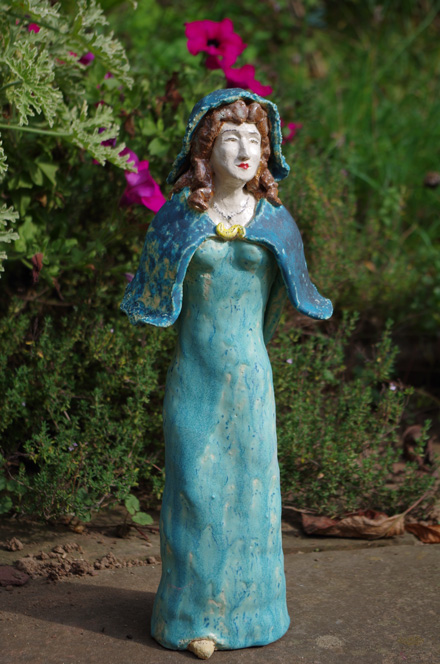  Frau mit Mantel  in Keramik 2